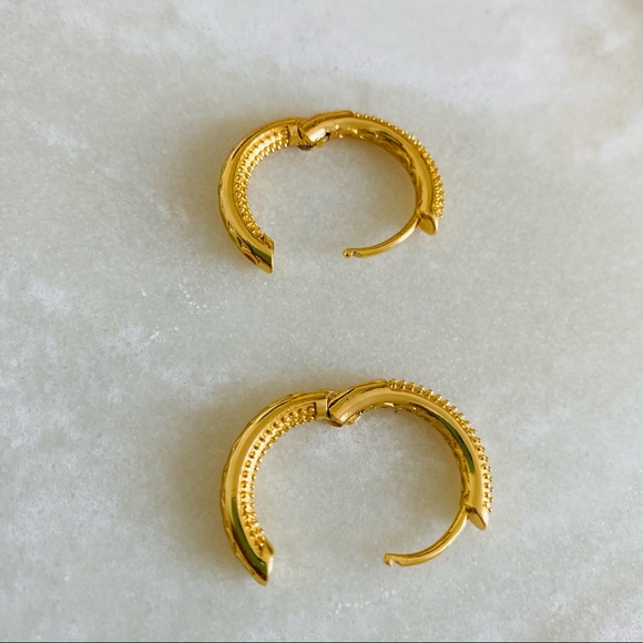 Medium Gold Texture Hoops - Picture 4 of 12